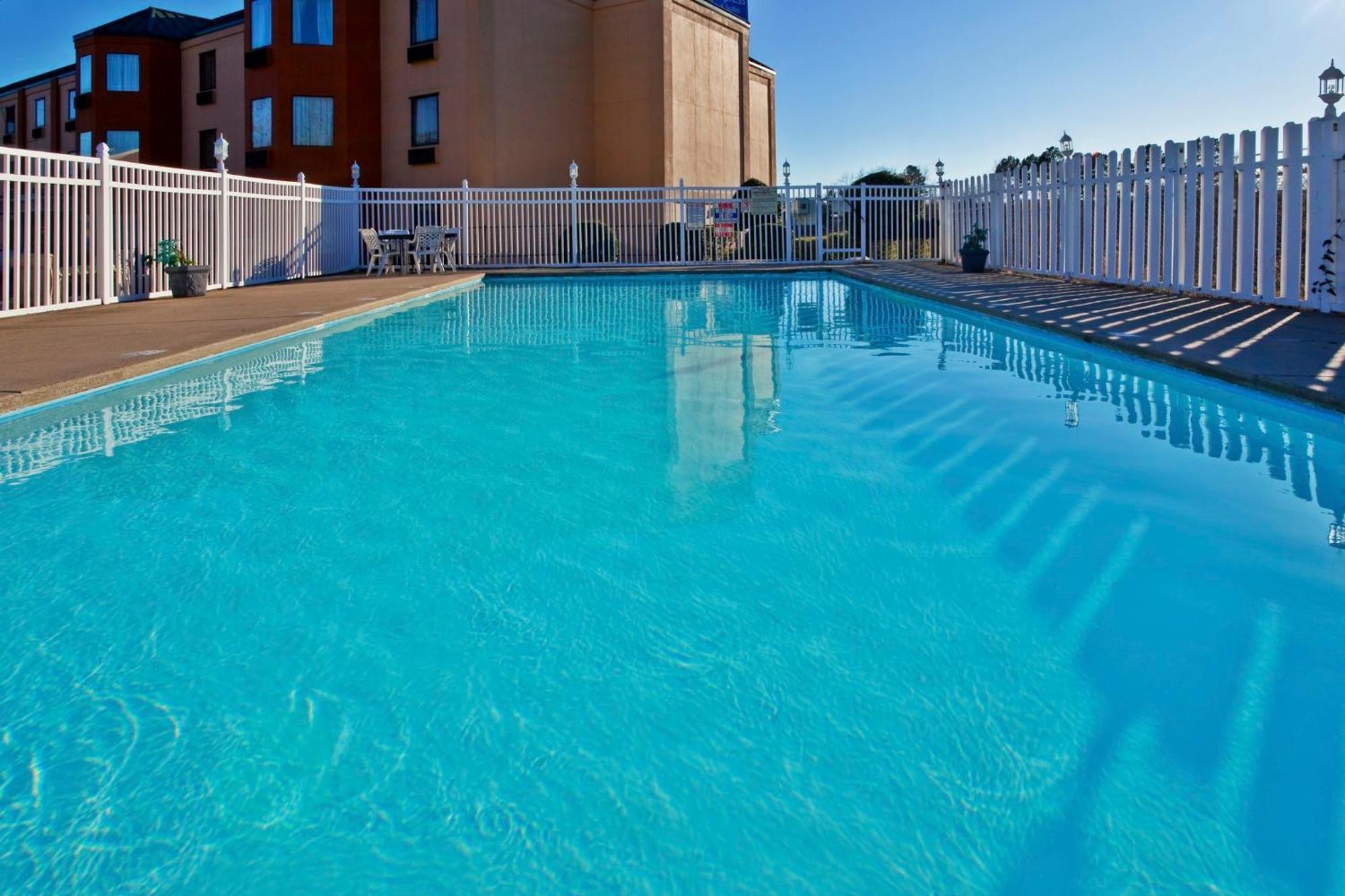 Holiday Inn Express & Suites Nashville-I-40 & I-24 Buitenkant foto